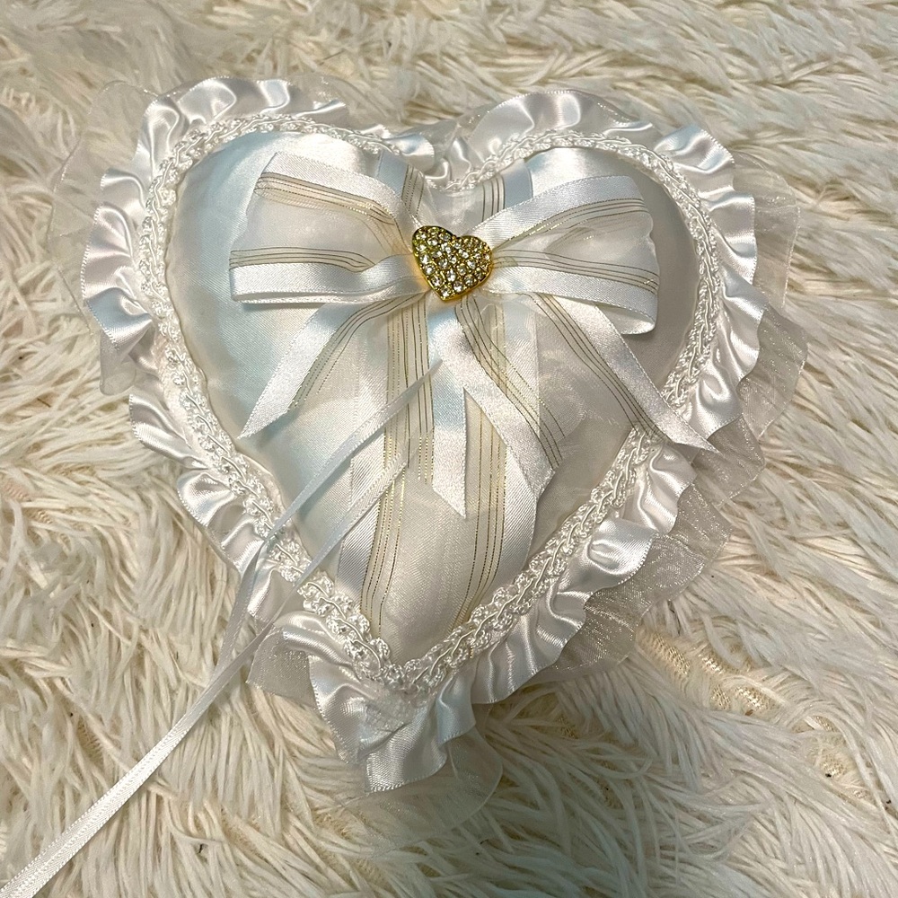 Wedding ring bearer heart shaped pillow NWOT